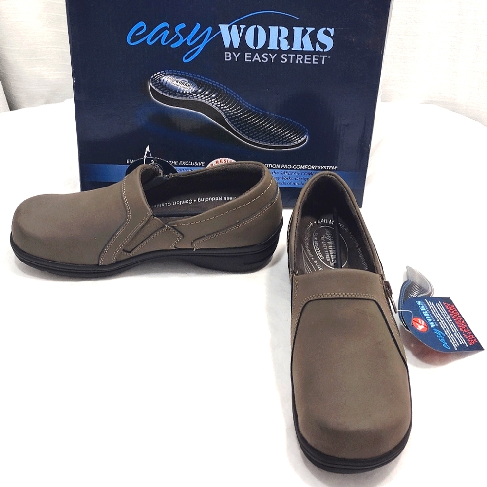 Easy Street Bentley Gray Nubuck Leather Slip-Resistant, Oil-Resistant Clogs